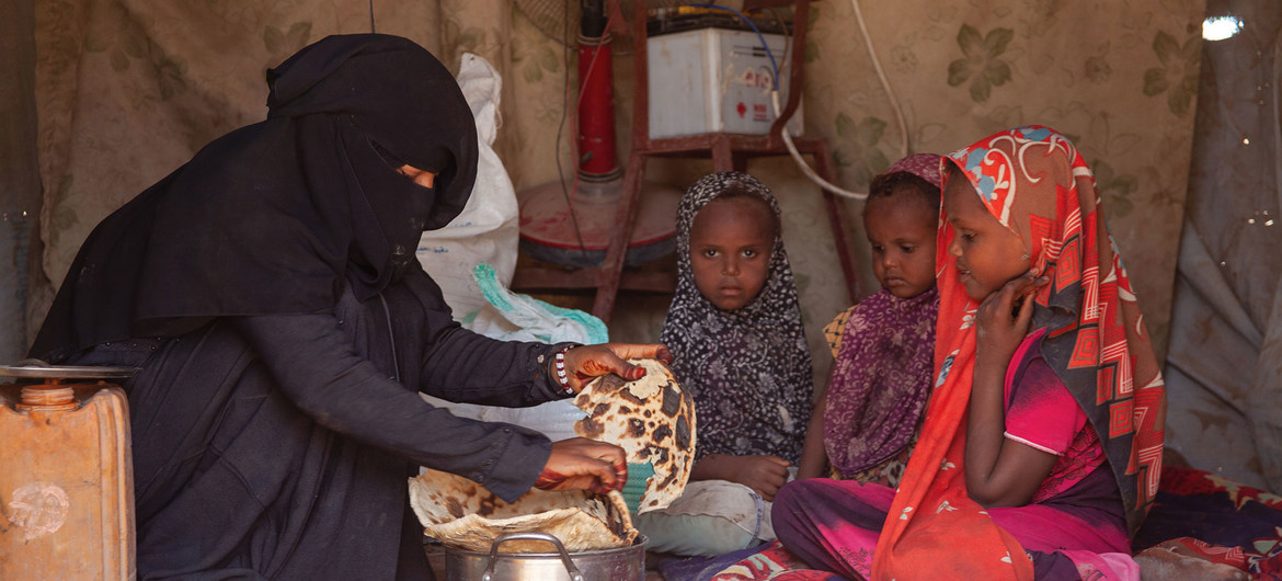 El Programa Mundial de Alimentos proporciona asistencia alimentaria a los desplazados internos en Mokha (Yemen).