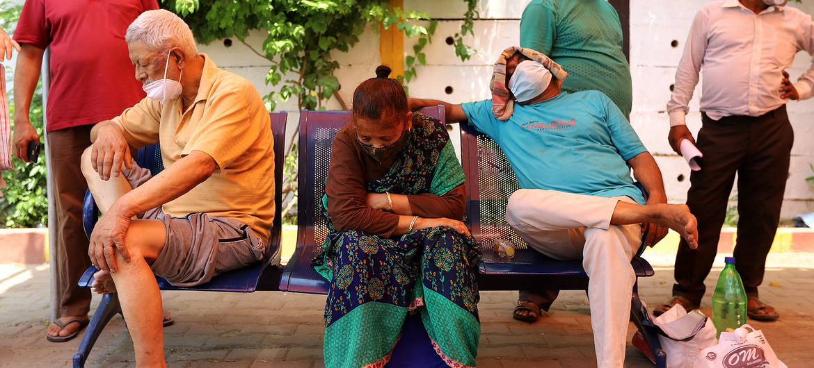 Pacientes de COVID-19 con dificultades respiratorias a la espera de recibir oxígeno que les salve la vida en un templo de Ghaziabad, India.