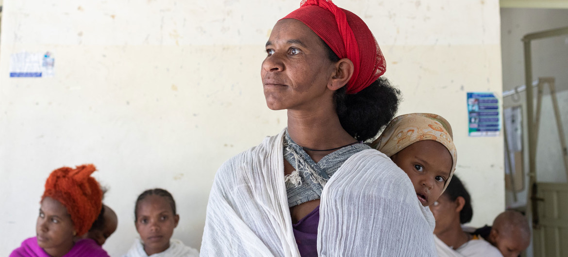 Una mujer del Tigray con su hijo esperan para ser atendidos en un centro de nutrición.