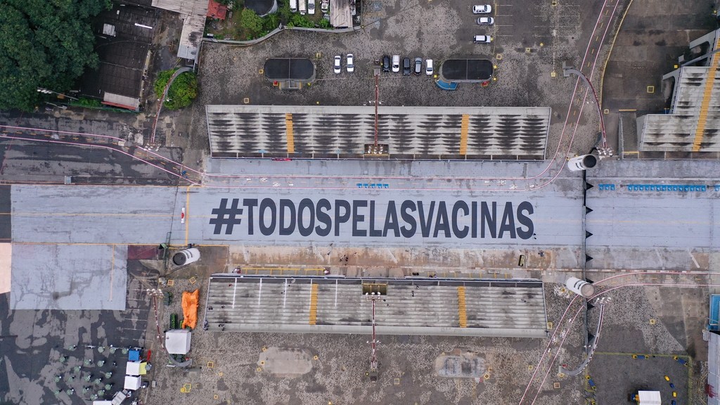Un mensaje de "Todos por las vacunas" en el sambódromo de Sao Paulo, Brasil