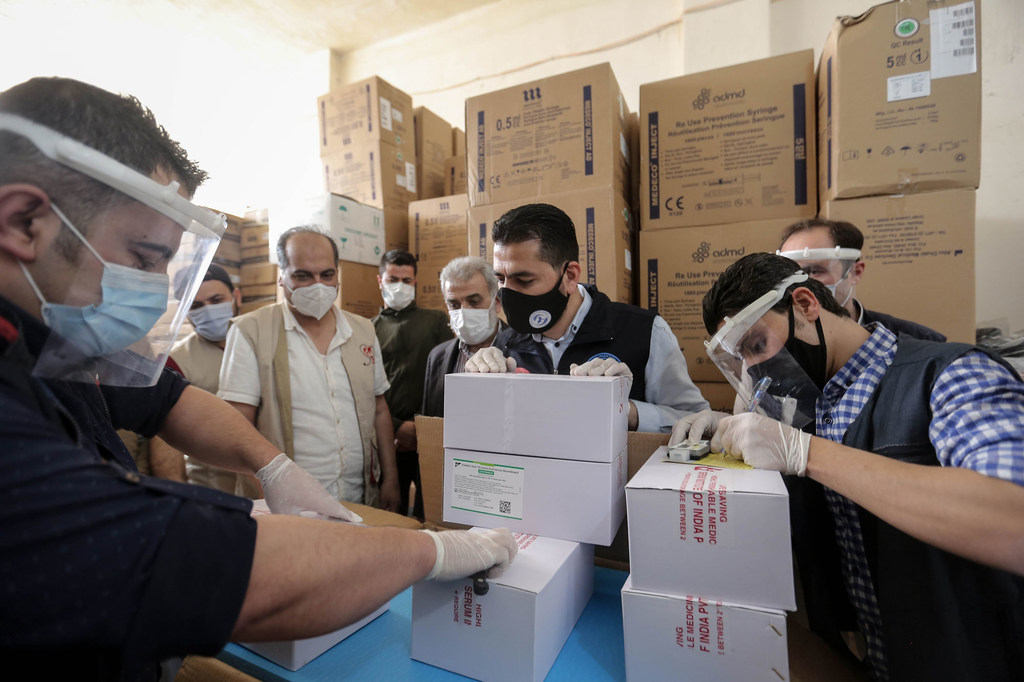 Abren cajas con la primera entrega de vacunas de COVAX contra el COVID-19 en Siria