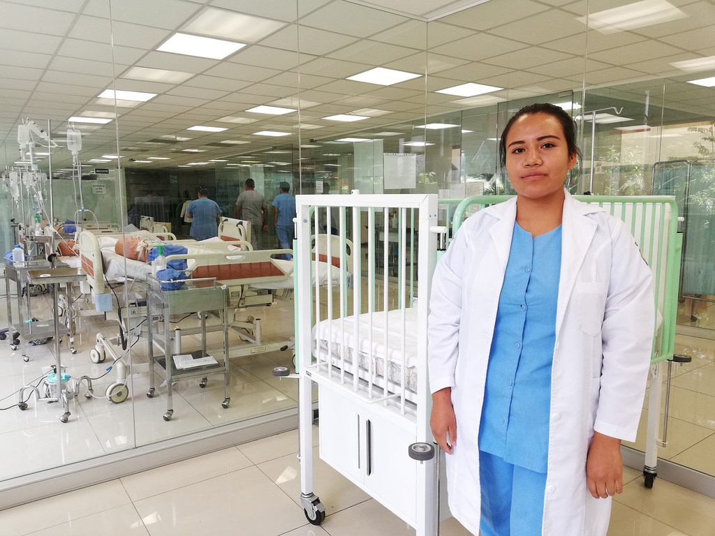 Karina Gómez Santos, estudiante de enfermería, considera que su carrera es la más bella del mundo.