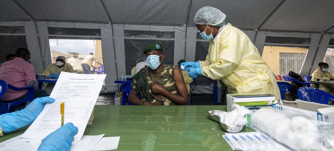 Una enfermera inyecta la primera dosis de la vacuna COVID-19 a un soldado de 45 años en la República Democrática del Congo.