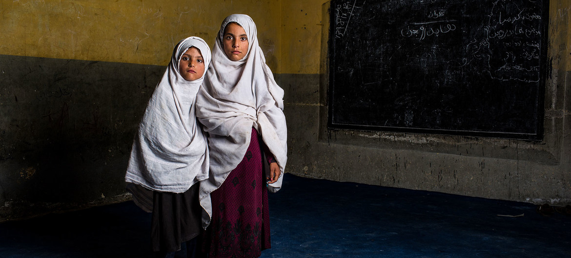 Retrato de dos hermanas que perdieron a su hermano en un ataque con un artefacto explosivo improvisado en su escuela de la provincia de Nangarhar, en Afganistán.