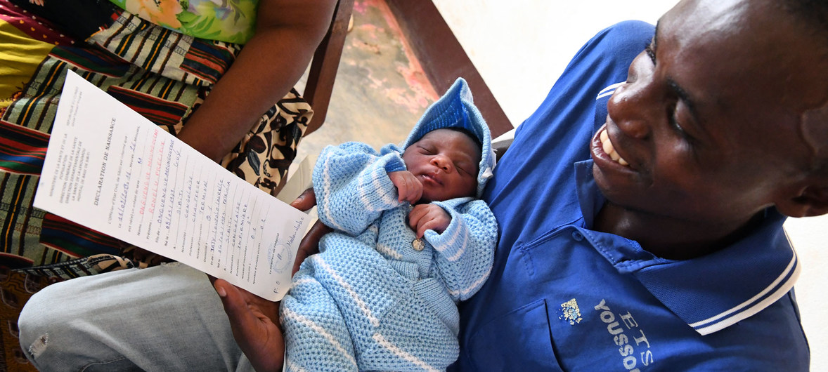 Un recién nacido recibe su certificado de nacimiento en la República Democrática del Congo.