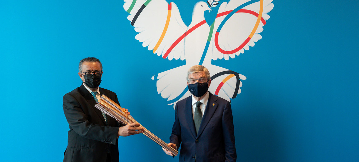 El director de la Organización Mundial de la Salud, Tedros Adhanom Ghebreyesus (izquierda), y el presidente del Comité Olímpico Internacional, Thomas Bach.