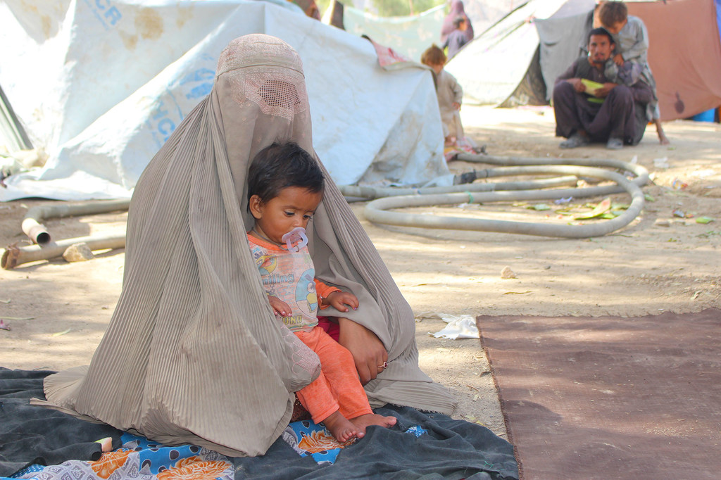 Una madre y su hijo en el campo de desplazados internos de Haji, en Kandahar (Afganistán).