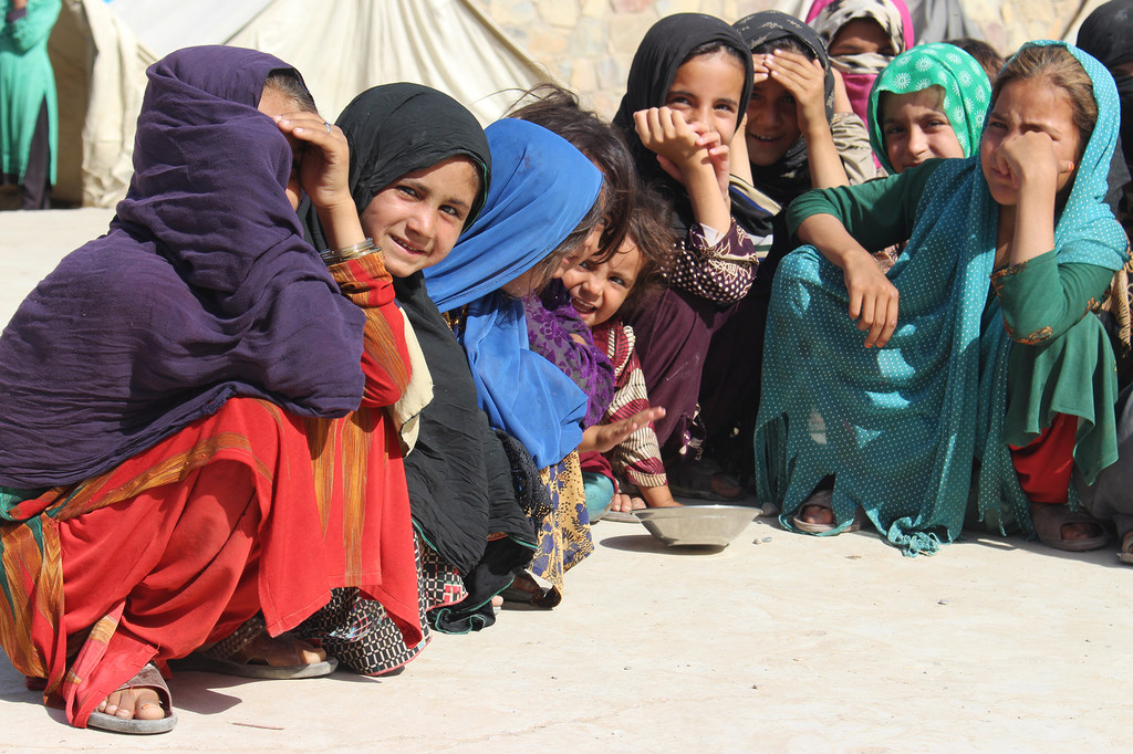 Niñas jóvenes en un campamento de refugiados en la provincia de Kandahar.