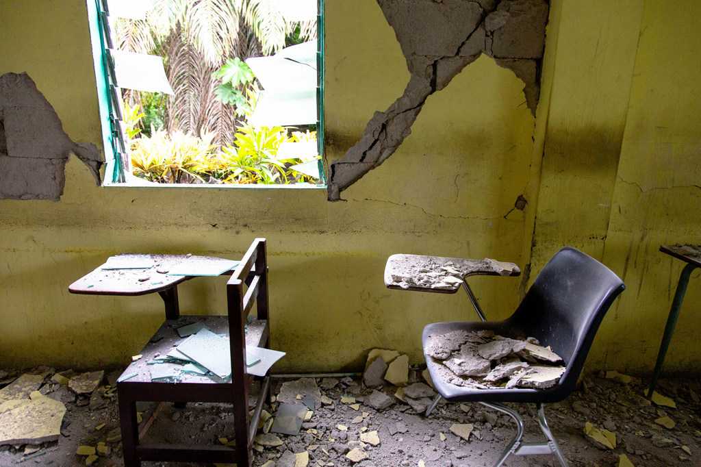 El aula de una escuela en Les Cayes muestra los graves daños sufridos durante el terremoto que sacudió Haití el pasado 14 de agosto.