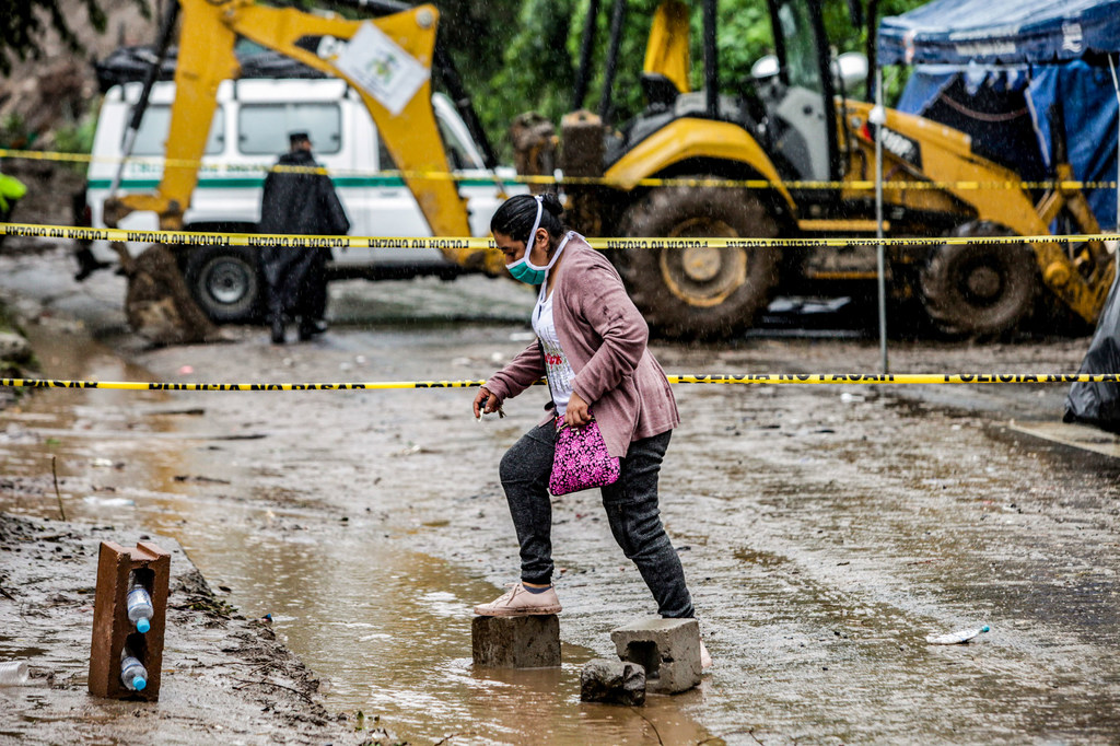 Una mujer camina en El Salvador en medio de los daños causados por la tormenta tropical Amanda en mayo.