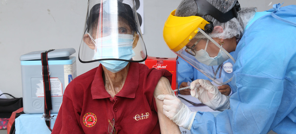 Un hombre mayor en Perú recibe la vacuna del COVID-19