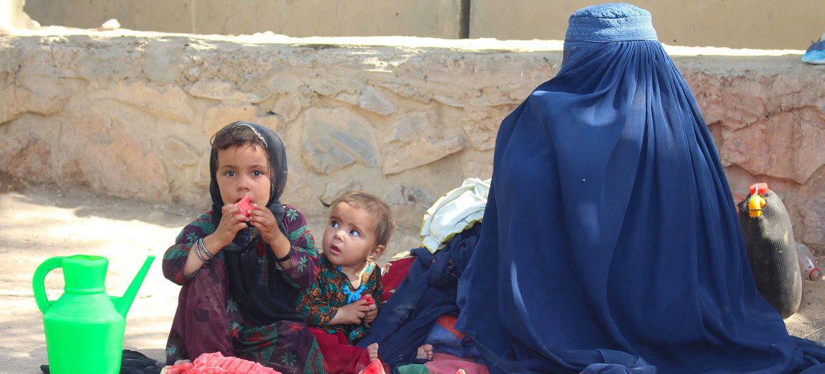Una madre y sus hijos huyeron del conflicto en Lashkargah y ahora viven en un campamento de desplazados en Kandahar, Afganistán.