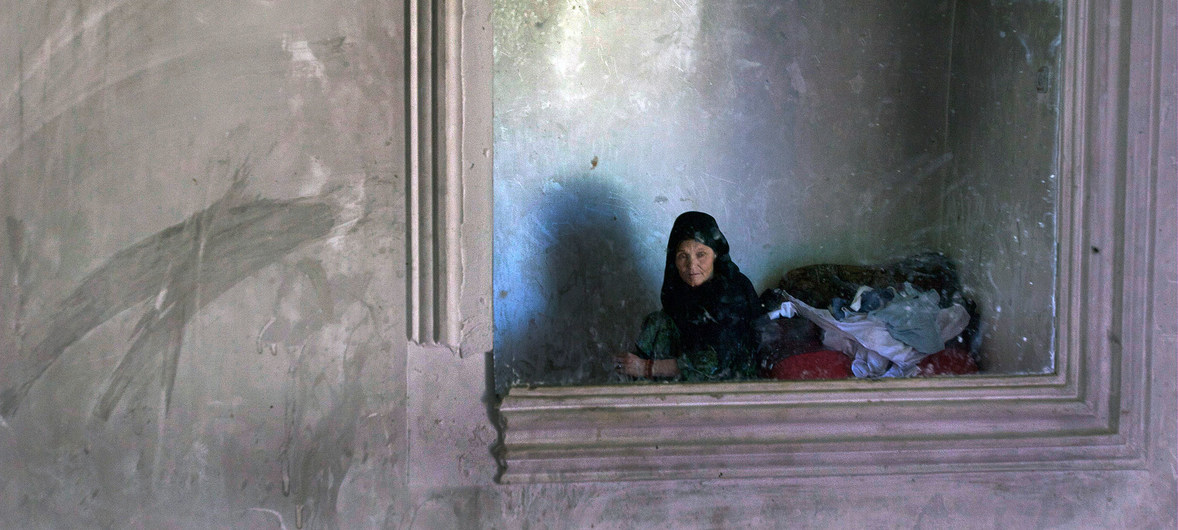 Una mujer mayor retenida en el centro de detención de mujeres en el norte de Afganistán (2010)