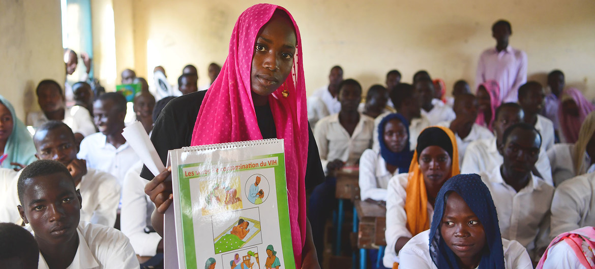 Una joven voluntaria imparte información sobre la salud sexual y reproductiva a los estudiantes de una escuela preparatoria en Chad.