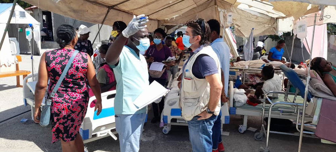 El responsable del Programa Mundial de Alimentos en Haití, Pierre Honnorat, habla con los empleados del hospital Sainte Antoine en la localidad haitiana de Jeremie tras el terremoto registrado el sábado 14 de agosto de 2021 para evaluar las necesidades más inmediatas.