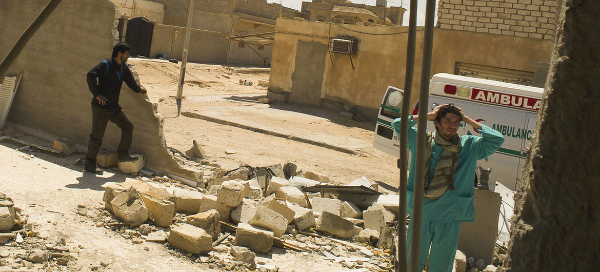 Medicos durante una visita a una clínica en la localidad libia de Adjdabiya, que fue destruida en abril de 2021.