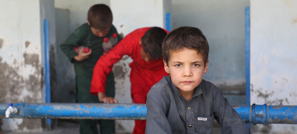 Más de 400 familias se han refugiado en una escuela del sur de Kabul, la capital de Afganistán.