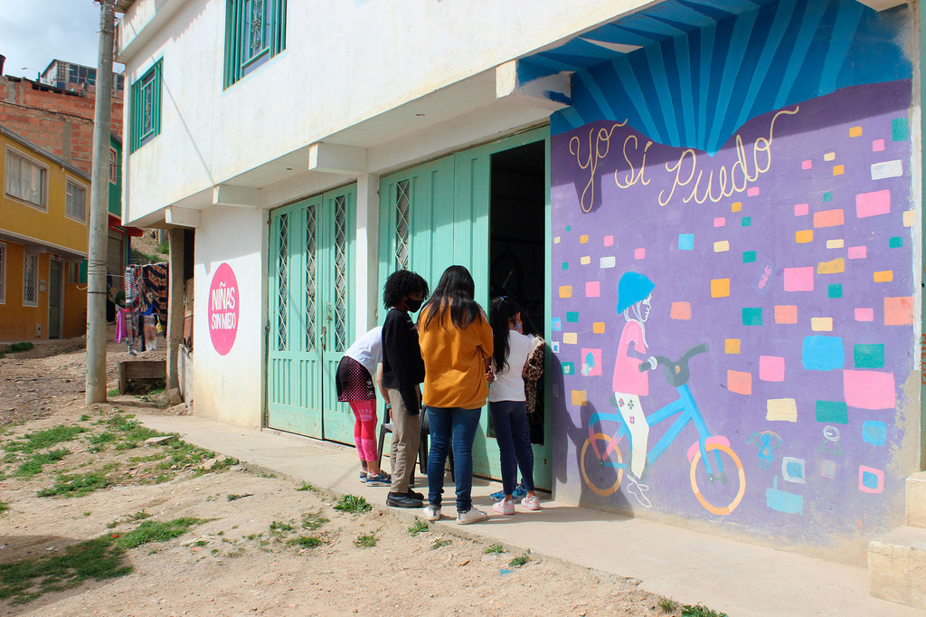 Un grupo de niñas en la entrada de la Fundación Niñas sin Miedo.