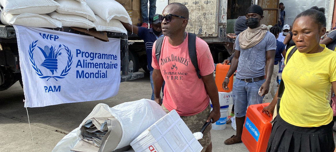 Haitianos afectados por el reciente terremoto reciben suministros de ayuda de las agencias humanitarias en la localidad de Les Cayes.