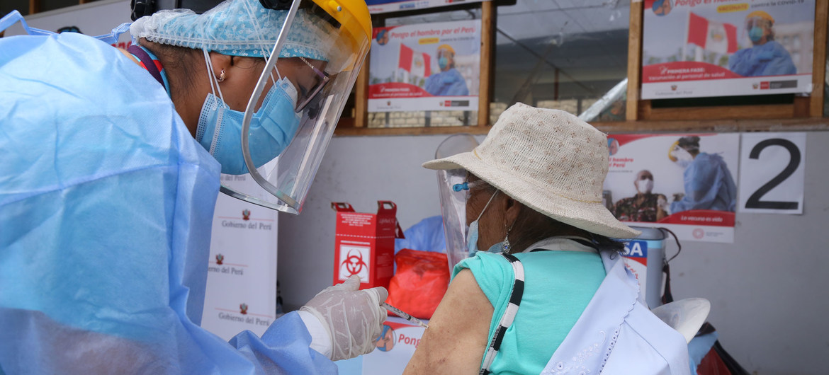Las personas de edad avanzada comenzaron a recibir las vacunas COVID-19 en Lima, Perú, a finales de marzo de 2021.
