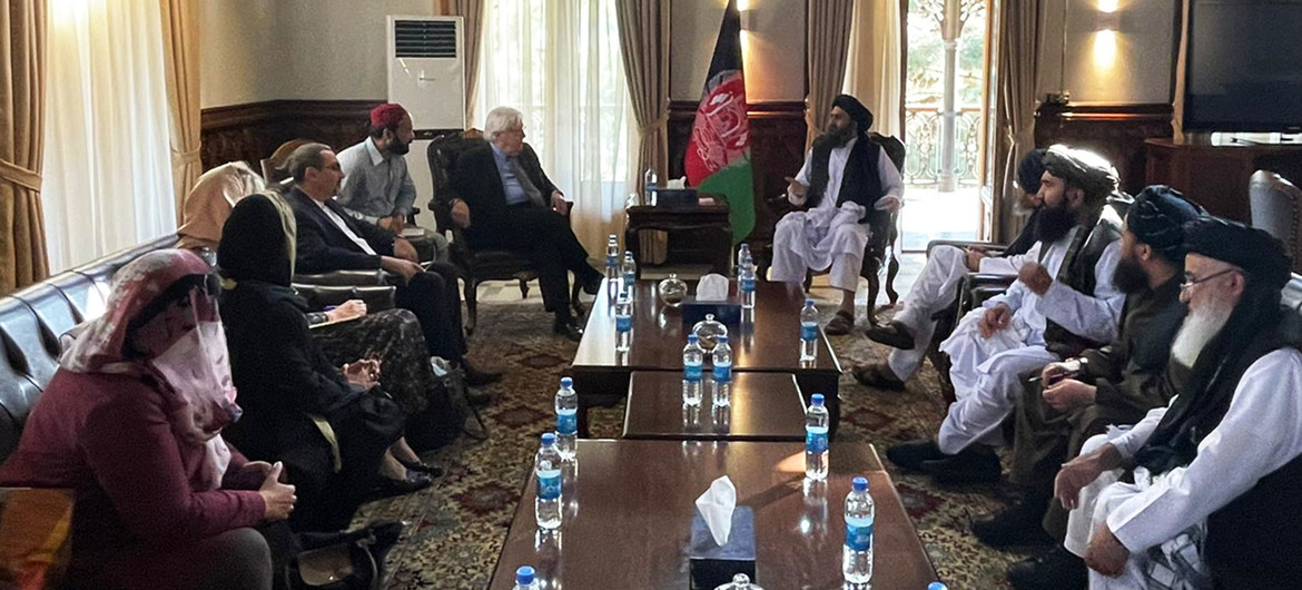 Martin Griffiths, Secretario General Adjunto de Asuntos Humanitarios y Coordinador de la Ayuda de Emergencia de las Naciones Unidas, habla de cuestiones humanitarias con los dirigentes talibanes en Kabul (Afganistán).