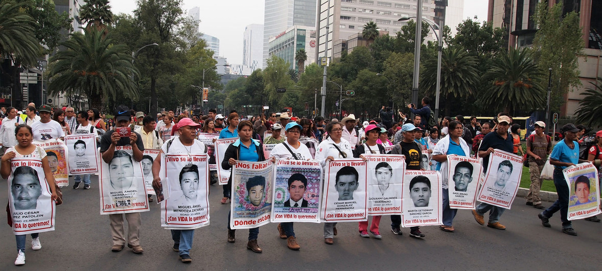Manifestación en la Ciudad de México en protesta por la desaparición de los 43 estudiantes de Ayotzinapa. 