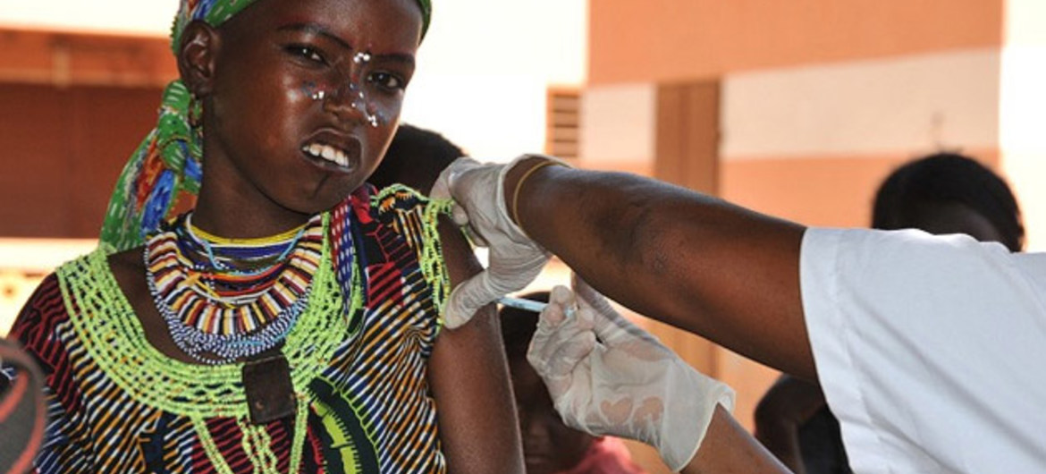 Vacunación contra la meningitis A en África. Foto OMS/R.Barry