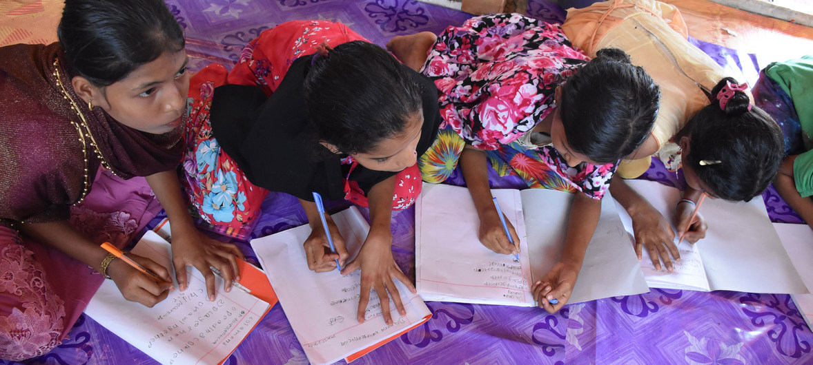 Adolescentes rohinyá refugiadas estudiando en una escuela de un campamento en Cox's Bazar, Bangladesh. 