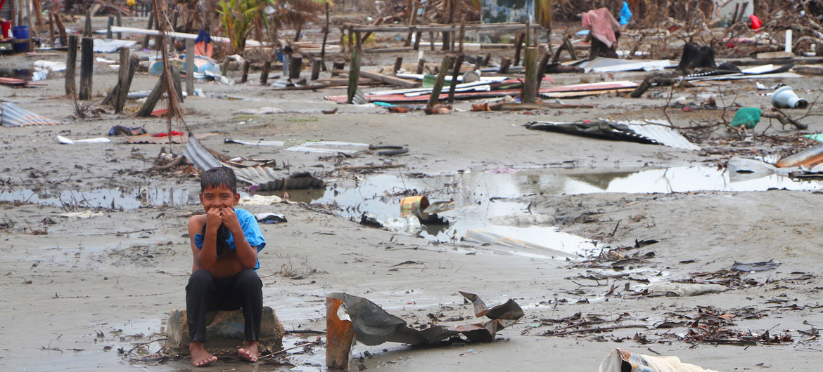 Kevin, de 7 años, regresó con su madre a su comunidad en Wawa Bar y sólo encontró los escombros de lo que fue su hogar. Las 475 familias que habitaban la comunidad se quedaron sin hogar y sin sustento tras el paso del huracán Iota en 2020.