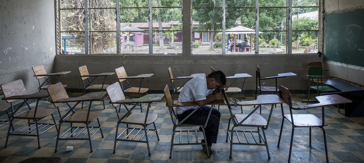 En Villanueva, Honduras, Darwin, de 16 años, se sienta en la clase que compartía con su amigo Henry. Henry se suicidó en septiembre de 2016. Según la profesora, los dos amigos habían sido acosados.