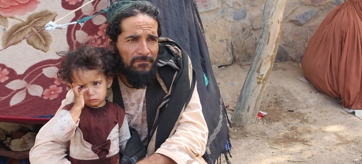 Un padre y su hija en un campo de desplazados, dos de los 18 millones de personas que necesitan ayuda humanitaria en Afganistán, .
