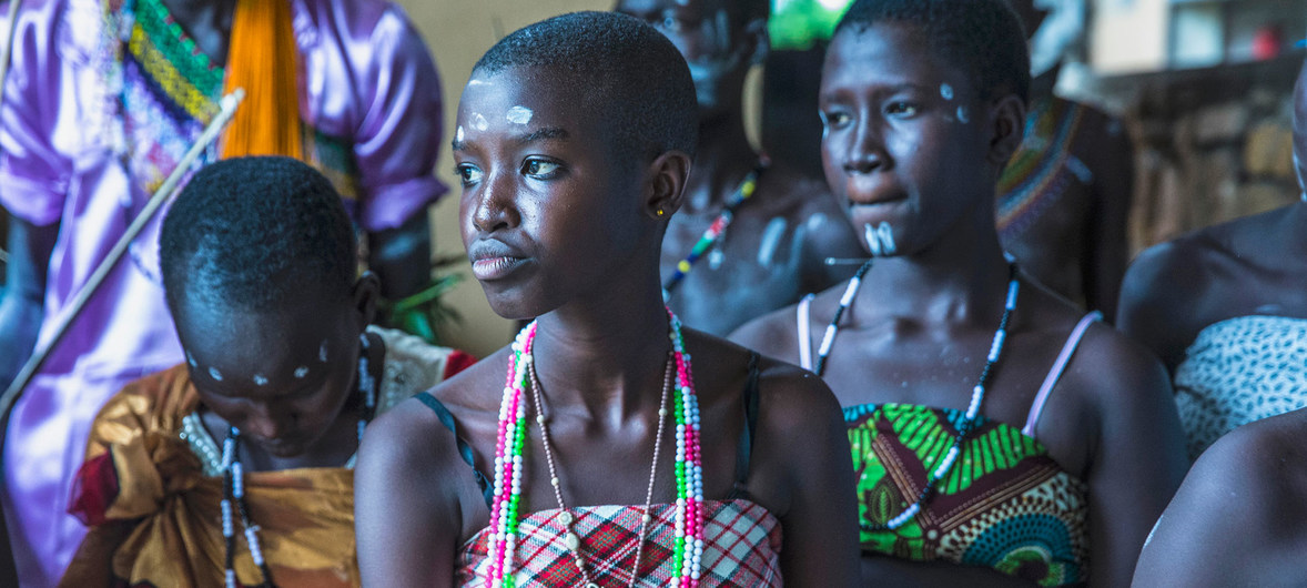 Estudiantes en Sudán del Sur actúan en una obra de teatro que trata sobre la violencia sexual en los conflictos.