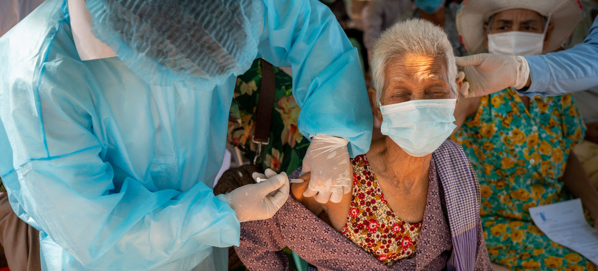 Una mujer de edad avanzada recibiendo la vacuna contra la COVID-19 en la provincia de Kandal, en Camboya.