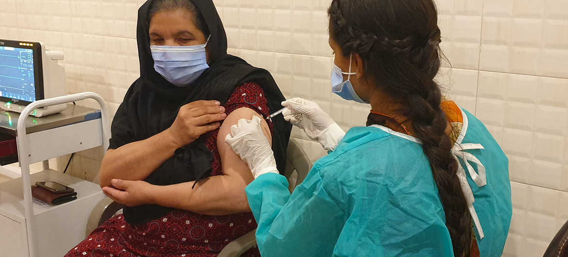 Una refugiada afgana recibe la vacuna del COVID-19 en Rawalpindi en Pakistán