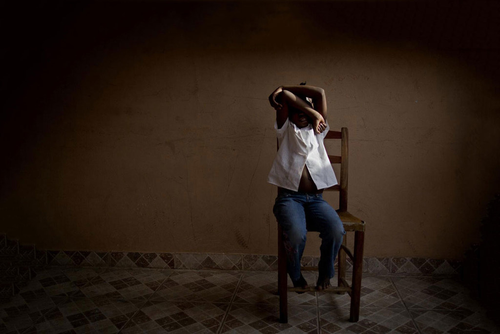 Una niña de ocho años oculta su rostro en un centro apoyado por UNICEF en Haití que proporciona atención y apoyo temporal a los niños víctimas de la trata mientras las autoridades buscan a sus padres. (Foto de archivo)