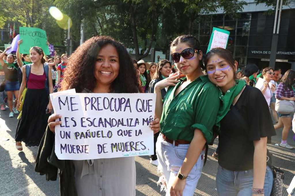 María Celeste Sánchez Sugía, con la pancarta, asiste a una manifestación por el Día Internacional de la Mujer, que se celebra el 8 de marzo.