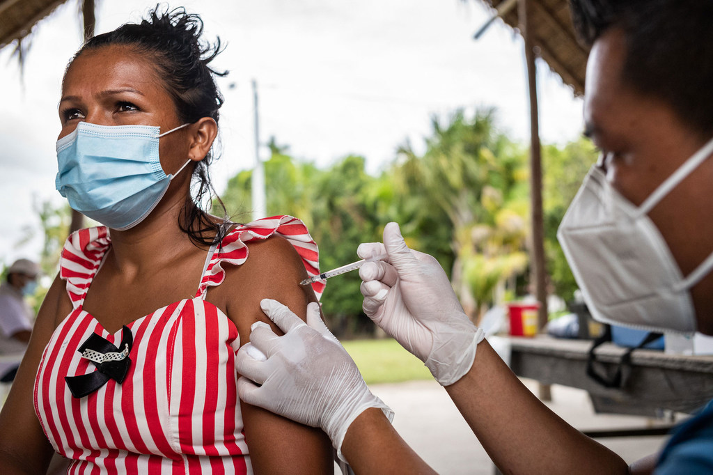 Una mujer recibe la vacuna contra el COVID-19 en la comunidad indígena de Concordia, Colombia.