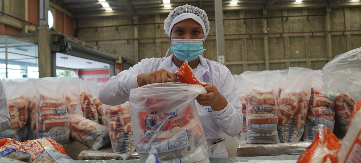 Paquetes de comida para distribuir en escuelas de Venezuela