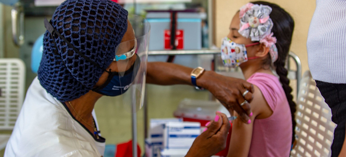 Una niña  es inmunizada durante una campaña de vacunación en Venezuela.