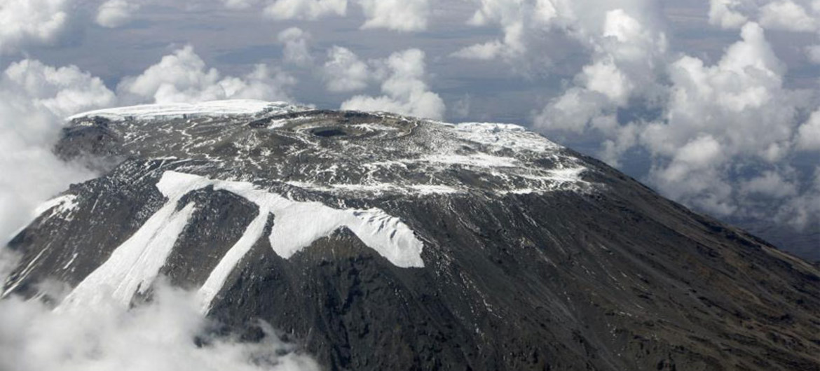 Vista aérea del hielo que se está derritiendo en la cima del Monte Kilimanjaro.