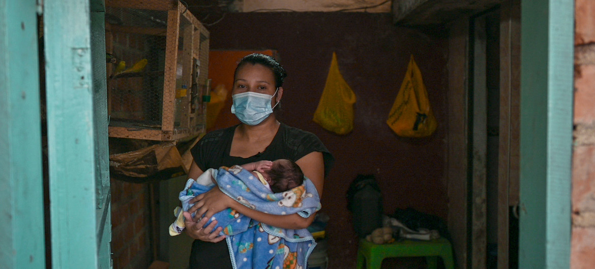 Una mujer indígena con su hijo en Nariño (Colombia). En América Latina, los pueblos indígenas se encuentran entre la población más pobre.