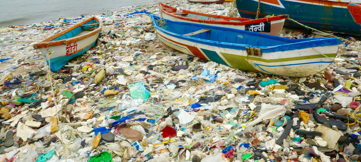 Residuos de plástico concentrados en una playa de Mumbai, India.