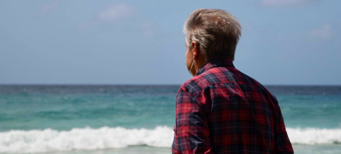El Secretario General, António Guteres, mira al mar Caribe desde la isla de Barbados