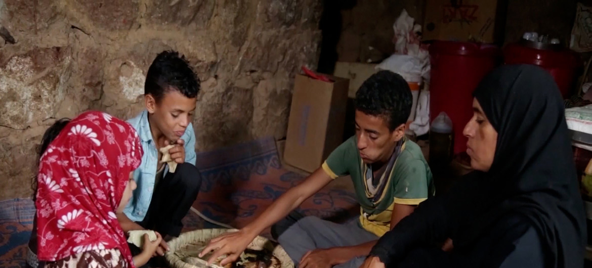 Shala’ah Abdo tiene ocho hijos, es desempleada y carece de medios para alimentarlos adecuadamente.