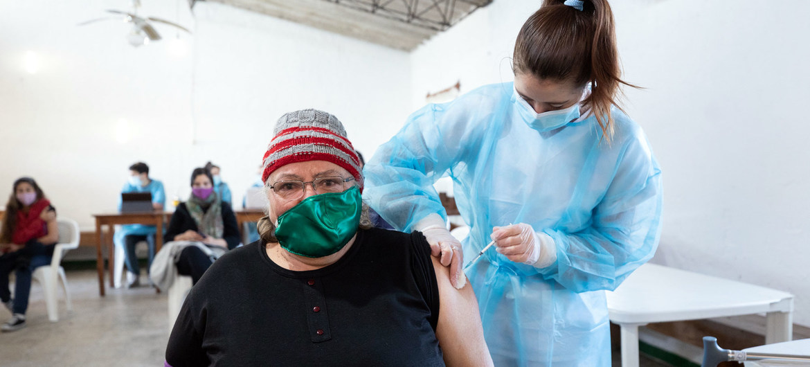 Una mujer recibe una dosis de la vacuna contra el COVID-19 en Uruguay.