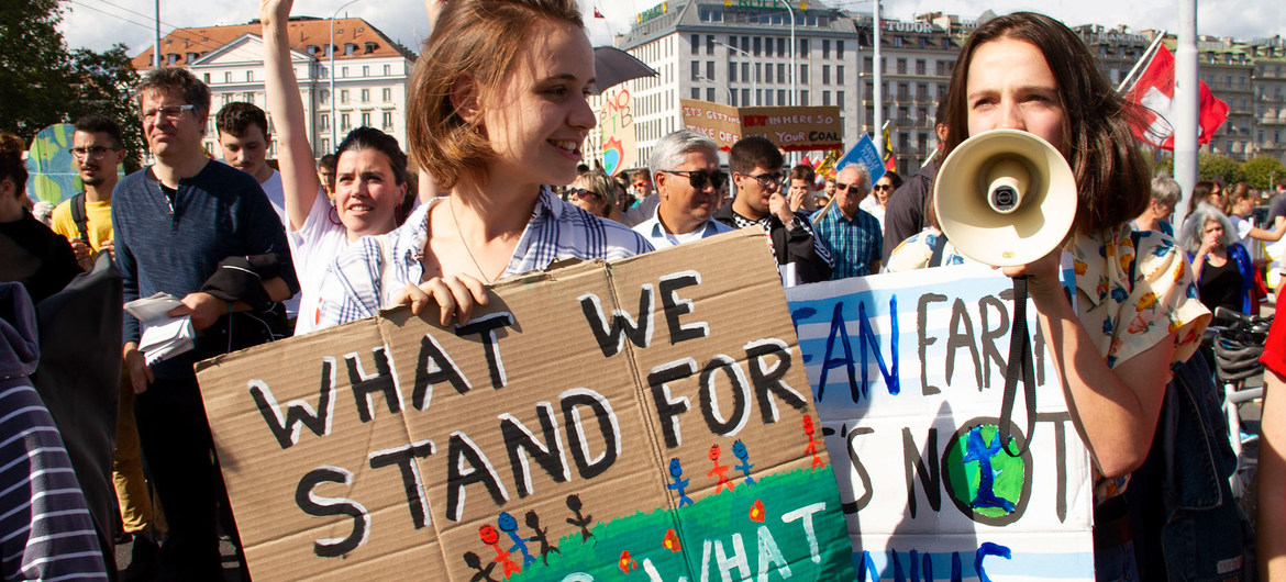 Como parte del moviento Viernes para el futuro, un grupo de jóvenes protesta solicitando que a los Gobiernos que se comprometan en la lucha contra el cambio climático.