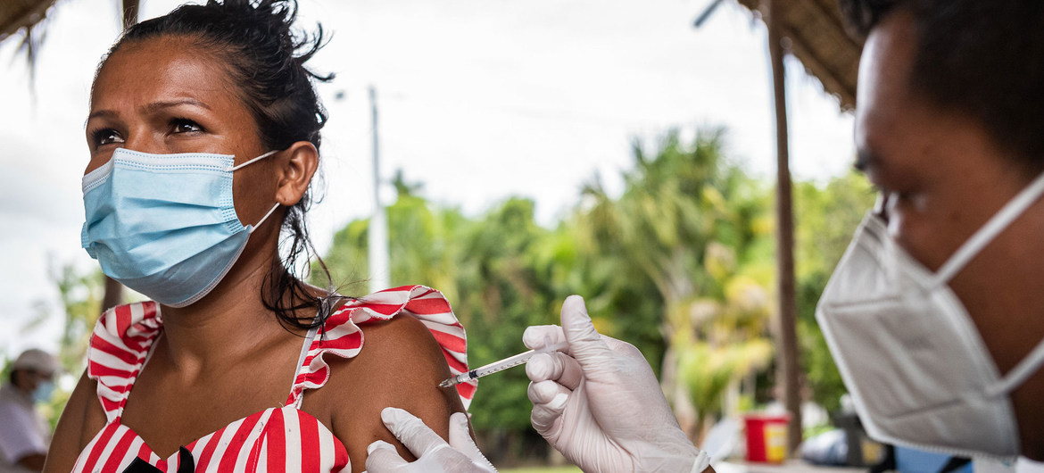 Una mujer recibe la vacuna contra el COVID-19 en la comunidad indígena de Concordia, Colombia.