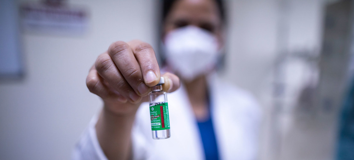 Una enfermera en Nueva Delhi muestra una ampolleta de la vacuna COVID-19.