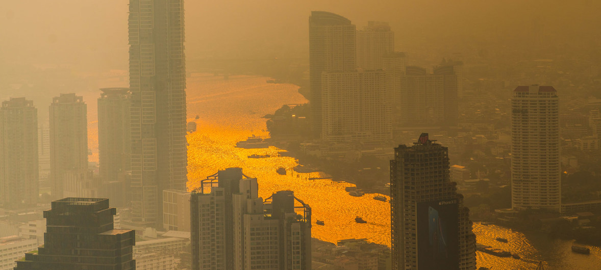 Una capa de polución se ve sobre el Chao Phraya river en Bangkok.
