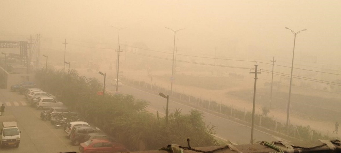 Una gruesa capa de contaminación envuelve la capital de la India, Nueva Delhi.
